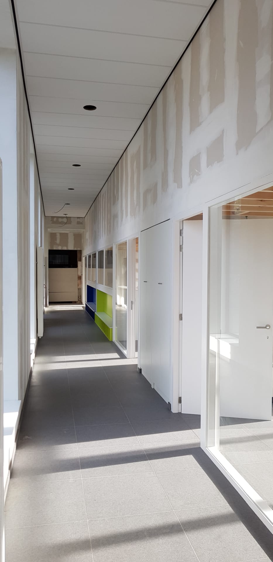 Binnendeuren, trappen, tussenvloeren en meubilair kleuterschool Waanrode - Vrago Interieur